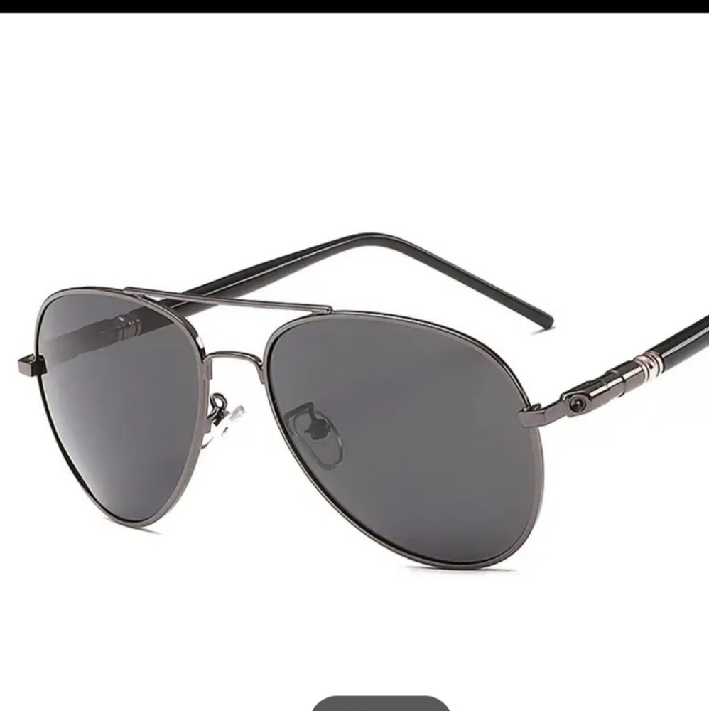 NWOT Men’s aviator style sunglasses.